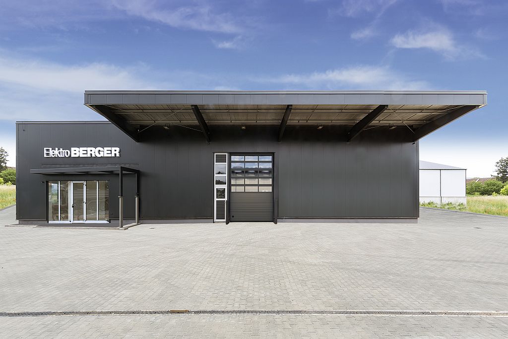 Skan AG - Stahlhalle in perfektem Design, Satteldach